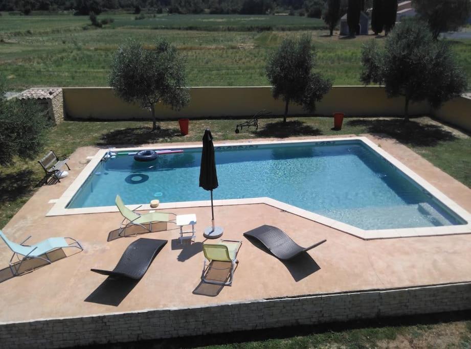 Loue Studio Dans Une Villa Avec Piscine Terrasse Saint-Theodorit Luaran gambar